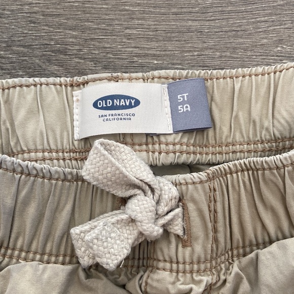 Old Navy boys carpi/pants. Size: 5T - Picture 3 of 7
